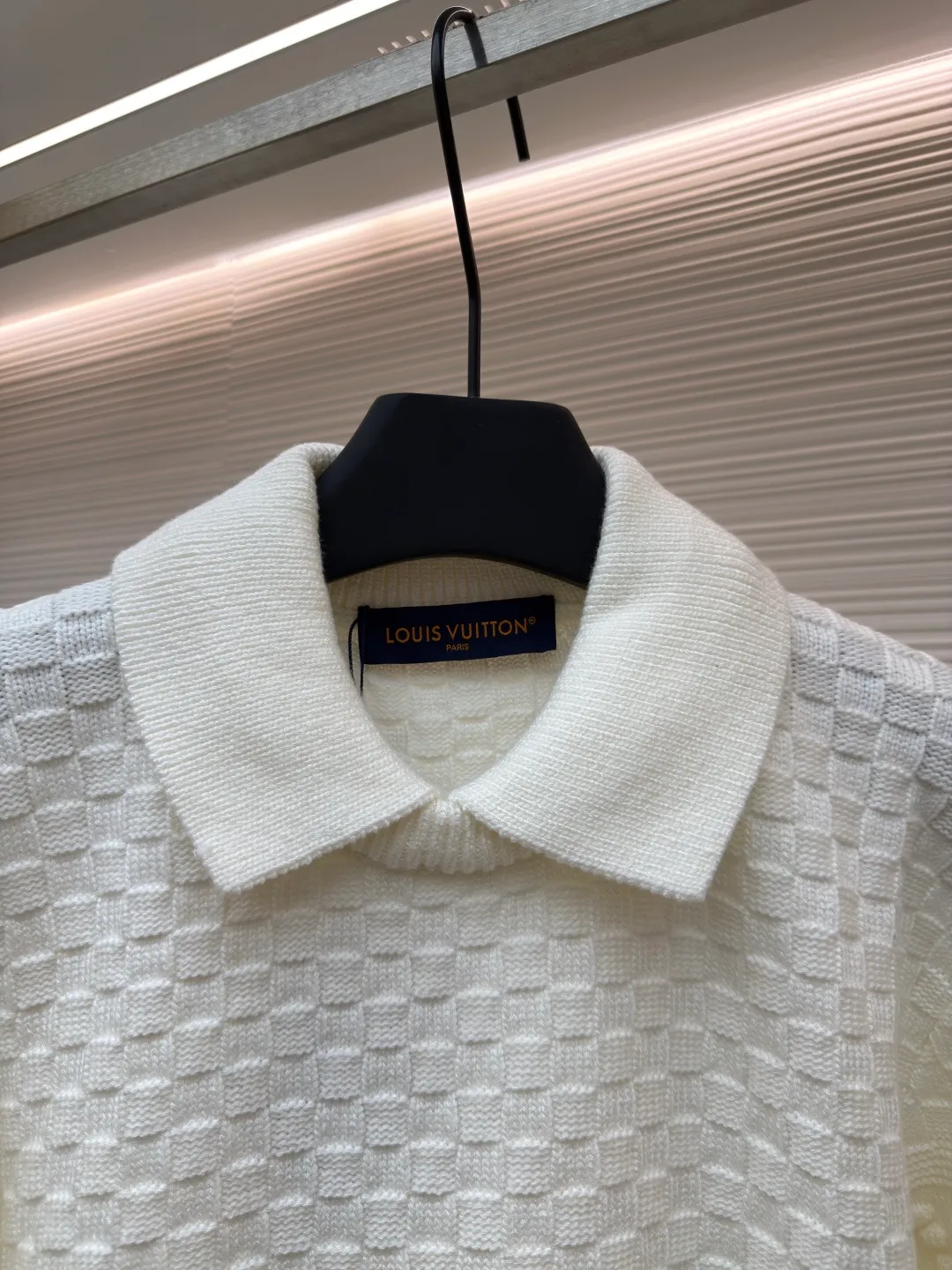 LOUIS VUITTON checkerboard embossed sweater ●Original version: purchased and developed for 12100 ●Item number: 1680746-B50 ●Fabric: crown yarn fabric ●Technology: embossed production ●Version: fitted version ●Weight: about 735 grams ●Size: XS-S-M-L ●Description: We use custom-made high-quality crown core yarn. Currently, there is no stock of yarn with this feel on the market. The core-filled yarns on the market are all cotton-containing, which is rather hard and cannot achieve the effect of the original version. The color presented is very different from the original version. Our customized core-filled yarn has a lot of manufacturing processes. It requires spinning out the raw material core, and then hooking the yarn on the machine for secondary processing and threading the raw material core! The machine cannot rotate too fast, as it will easily cause the thread to spin out, and once it does, it will be useless! After the dyeing is done, you can only use high-temperature dyeing tanks. If the temperature is not enough, the yarn will be dyed unevenly! High-temperature vats are rare in general dyeing factories! Generally, it takes 12 hours for dyeing to enter the vat, and several hours for drying at low temperature when it comes out. If the temperature is too high, it will be scrapped; after dyeing, it can only be done with a slow machine, and fast machines are prone to problems with thick and thin hair horizontal bars. In order to restore the effect of the original version to the maximum, the LOGO is exactly the same as the original version. The fabric pieces are woven at a parallel and even speed using a machine imported from Germany worth 47W. Each piece takes 270 minutes. All knots during the weaving process will be manually processed without traces. The knot-free rate is as high as 95%. It will not be woven like those ordinary computerized flat knitting machines. In order to rush the goods efficiently, the speed is turned to the limit. The stitches of the knitted pieces are different in size, pattern and pattern. The overall wiring is straight and delicate, the fabric is comfortable and soft, and the color is consistent without color difference. It can be matched with the same style to create a fashionable look and control various occasions. Customized accessories, complete with three standards, same style for men and women!